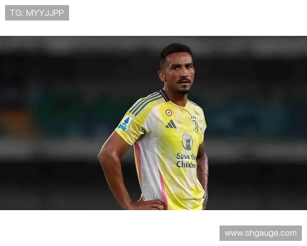 达尼洛在足球场上的精彩表现与职业生涯的辉煌历程分析